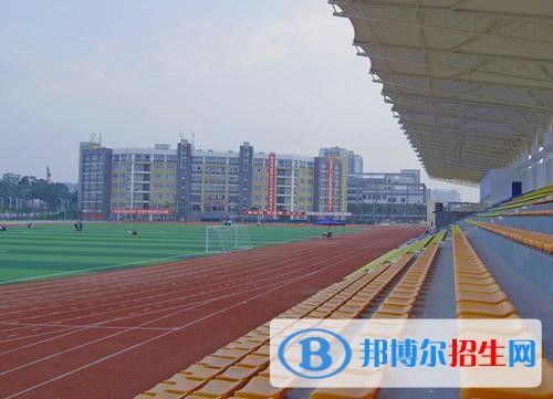 貴陽(yáng)2021年大專學(xué)校有哪些有計(jì)算機(jī)學(xué)校?現(xiàn)在的大專學(xué)校是很多的，提供給同學(xué)們選擇的學(xué)校也是比較多的，只是有的同學(xué)專門(mén)要學(xué)習(xí)計(jì)算機(jī)是專業(yè)，這個(gè)就不是每個(gè)學(xué)校都會(huì)開(kāi)設(shè)的了，所以，有的同學(xué)就開(kāi)始來(lái)問(wèn)小編，小編就來(lái)給同學(xué)們整理一下。  貴州裝備制造職業(yè)學(xué)院 貴州裝備制造職業(yè)學(xué)院是經(jīng)貴州省人民政府批準(zhǔn)，國(guó)家教育部備案，直屬貴州省教育廳的公辦全日制普通高等院校。學(xué)院位于貴陽(yáng)市清鎮(zhèn)職教城風(fēng)景如畫(huà)的紅楓湖畔，毗鄰國(guó)家4A級(jí)景區(qū)時(shí)光貴州古鎮(zhèn)，占地面積500余畝，建筑面積21.5萬(wàn)平方米。學(xué)院辦學(xué)層次為全日制普通高等職業(yè)專科教育，同時(shí)開(kāi)展中等職業(yè)教育，并舉辦各類成人本?？平逃?，還面向社會(huì)開(kāi)展職業(yè)技能培訓(xùn)和鑒定，設(shè)有國(guó)家第七十五職業(yè)技能鑒定站。  學(xué)院下設(shè)機(jī)械工程系、電氣自動(dòng)化系、汽車(chē)工程系、建筑工程系、經(jīng)濟(jì)管理系、貴州省機(jī)械工業(yè)學(xué)校(中專部)、思政教學(xué)部、基礎(chǔ)教學(xué)部等八個(gè)教學(xué)單位，開(kāi)設(shè)有數(shù)控技術(shù)、工業(yè)機(jī)器人技術(shù)、機(jī)械制造與自動(dòng)化、物流管理、建筑工程技術(shù)、汽車(chē)制造與裝配技術(shù)、電梯工程技術(shù)、工業(yè)設(shè)計(jì)、會(huì)計(jì)等二十四個(gè)高職專業(yè)，其中有四個(gè)國(guó)家重點(diǎn)建設(shè)專業(yè)，擁有數(shù)  控、汽車(chē)兩個(gè)國(guó)家級(jí)實(shí)訓(xùn)基地。目前，有各類在校學(xué)生18000人。  貴州電子商務(wù)職業(yè)技術(shù)學(xué)院 貴州電子商務(wù)職業(yè)技術(shù)學(xué)院于2016年3月成立，是經(jīng)省人民政府批準(zhǔn)，教育部備案的省屬全日制普通高等學(xué)校，隸屬于貴州省商務(wù)廳。學(xué)院是在國(guó)家改革發(fā)展示范校、國(guó)家級(jí)重點(diǎn)中專--貴州省電子商務(wù)學(xué)校(原貴州省商業(yè)學(xué)校)的基礎(chǔ)上，與貴州省物資學(xué)校合并創(chuàng)建而來(lái)，辦學(xué)史可追溯到1947年。主要培養(yǎng)適應(yīng)經(jīng)濟(jì)社會(huì)發(fā)展需求的財(cái)經(jīng)、商貿(mào)、信息、藝術(shù)、服務(wù)類高端技術(shù)技能型人才。以高職(?？?教育為主，同時(shí)兼招中職學(xué)生。  學(xué)院現(xiàn)有清鎮(zhèn)、花果園、二戈寨三個(gè)校區(qū)，總占地面積471.15畝。目前下設(shè)7個(gè)系(部)，開(kāi)辦有電子商務(wù)、大數(shù)據(jù)技術(shù)與應(yīng)用、物流管理、市場(chǎng)營(yíng)銷(xiāo)、會(huì)計(jì)、室內(nèi)藝術(shù)設(shè)計(jì)、計(jì)算機(jī)網(wǎng)絡(luò)技術(shù)、網(wǎng)絡(luò)營(yíng)銷(xiāo)、數(shù)字媒體藝術(shù)、財(cái)務(wù)管理、電子信息工程技術(shù)等33個(gè)專業(yè)，辦學(xué)規(guī)模達(dá)到10582人;現(xiàn)有教職工486人，專任教師304人,其中具有研究生學(xué)歷教師占專任教師總數(shù)20%，中高級(jí)教師占專任教師總數(shù)37%。學(xué)院建有財(cái)經(jīng)、商貿(mào)、旅游服務(wù)、文化藝術(shù)、信息技術(shù)、文教體育“六大”實(shí)訓(xùn)基地49個(gè)實(shí)訓(xùn)室，1個(gè)電子商務(wù)發(fā)展研究中心，設(shè)有“貴州省第32國(guó)家職業(yè)技能鑒定所”、“全國(guó)計(jì)算機(jī)高新技術(shù)考試站”、“全國(guó)電子商務(wù)師考點(diǎn)”，具備多種職業(yè)技能培訓(xùn)及鑒定資質(zhì)。學(xué)院是“全國(guó)電化教育先進(jìn)單位”“貴州省文明單位”“貴州省職業(yè)教育先進(jìn)單位”“貴州省職業(yè)技能鑒定先進(jìn)單位”，牽頭領(lǐng)辦有“貴州省商貿(mào)職教集團(tuán)”。  小編為同學(xué)們整理了兩個(gè)計(jì)算機(jī)學(xué)校，這兩個(gè)學(xué)校都是屬于比較理工科的學(xué)校，所以，計(jì)算機(jī)專業(yè)在學(xué)校來(lái)說(shuō)還是算不錯(cuò)的專業(yè)，不過(guò)計(jì)算機(jī)這個(gè)專業(yè)在學(xué)習(xí)難度上面還是有的，所以，同學(xué)們?cè)谶x擇這個(gè)專業(yè)的時(shí)候還是需要認(rèn)真的對(duì)待的。