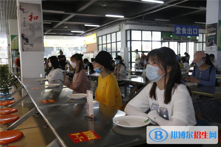 安徽2021年女孩子中專學什么專業(yè)好找工作