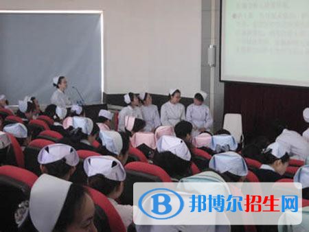 隨著國家的發(fā)展，醫(yī)護行業(yè)更是吃香，近日，就有很多同學咨詢小編關于四川哪所護理學校就業(yè)好?其實學生的就業(yè)情況是與學生所選擇的專業(yè)有所聯(lián)系的，因此學生就可以根據(jù)每所護理學校中所開設的專業(yè)情況來進行選擇，甚至也可以從自己的實際情況來進行判斷。在這里就給同學們簡單介紹一下。  眉山衛(wèi)生學校就業(yè)保障 學校以良好的教育教學質(zhì)量為支撐，建有廣泛的就業(yè)網(wǎng)絡。畢業(yè)生在解放軍519醫(yī)院、眉山市人民醫(yī)院、雅安市第一人民醫(yī)院、自貢市第一人民醫(yī)院、西昌市人民醫(yī)院、涼山州第一人民醫(yī)院、涼山州第二人民醫(yī)院、自貢市婦幼保健院、涼山州婦幼保健院及地方各級醫(yī)院、醫(yī)藥公司從事醫(yī)護工作。畢業(yè)生實習就業(yè)率在93%以上，受到社會各界人士高度評價。   眉山衛(wèi)生學校簡介 眉山衛(wèi)生職業(yè)學校(眉山衛(wèi)生學校)是經(jīng)四川省教育廳、四川省衛(wèi)生廳批準的一所全日制衛(wèi)生專業(yè)學校，學校位于眉山市東坡區(qū)齊通路西三段159號。學校距離成都60余公里，成綿樂城際快鐵可直達成都，交通便利。學校建筑面積7.1萬平方米，學校現(xiàn)有全日制在校學生5000余人。眉山市心腦血管病醫(yī)院占地近70畝，是我校的附屬醫(yī)院。  眉山衛(wèi)生學校師資力量 學校現(xiàn)有全日制在校學生5000余人，教職工272人(不含附屬醫(yī)院醫(yī)護人員)，其中專任教師160人，雙師型占專任教師總數(shù)的72%。近年來，每年都選派青年教師參加國家、省、市級教師培訓及外出考察學習，以臺灣、日本知名衛(wèi)生類教育機構保持緊密合作。  眉山衛(wèi)生學校護理職業(yè)能力要求 1.具有醫(yī)療安全、護患交流、團隊合作的執(zhí)業(yè)意識及認真負責的執(zhí)業(yè)態(tài)度;  2.具有醫(yī)護人員的職業(yè)道德與健康心理，按照醫(yī)療衛(wèi)生相關的倫理與法律法規(guī)完成執(zhí)業(yè)任務;  3.具有護理與醫(yī)學相關的基本知識和技能，按照護理工作程序，解決護理問題，評價護理結(jié)果;  4.掌握評估方法，能進行護理評估，并能完成安全的用藥治療;  5.掌握常用護理技術，能正確進行日常護理操作及護理特定操作;  6.能使用常用器械、儀器、設備，安排與管理適合的護理環(huán)境，保證護理對象安全與舒適;  7.能與護理對象及家屬進行溝通，開展心理護理和健康教育;能進行醫(yī)療團隊內(nèi)的專業(yè)交流;  8.能應急處理和配合醫(yī)生搶救急危重癥病人;能初步處理或協(xié)助處理突發(fā)公共衛(wèi)生事件;  9.能進行預防保健的宣教;幫助護理對象完成康復計劃。  不同的學校，辦學條件不一樣，可以為學生提供的就業(yè)方便也不一樣。學生就業(yè)怎么樣，除了要看這所學校培養(yǎng)人才的能力如何，此外還需要看看這所學校在學生的就業(yè)上采取了哪些措施來促進學生的就業(yè)。對學校就業(yè)情況十分關心的小伙伴，可以從這兩個角度出發(fā)來看學校的就業(yè)怎么樣，一是看看學校的人才培養(yǎng)質(zhì)量，而是看看學校有沒有相關的就業(yè)政策。