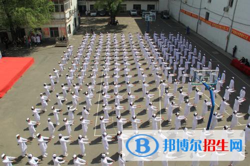 每年的中考結束之后，都有很多學生都在為選擇學校而苦惱，有很多學生因為醫(yī)護行業(yè)的就業(yè)好而選擇報考醫(yī)護專業(yè)，近日就有很多同學咨詢小編關于關于四川護理學校哪里好?其實學生選擇護理學校是比較好的選擇，畢竟護理學校是為了培養(yǎng)與醫(yī)護相關的技術人才，就連護理專業(yè)方面的就業(yè)情況也是比較不錯。在這里就給大家介紹一下。  護理學校哪里好 專業(yè)選擇豐富：護理學校其實是有非常多的專業(yè)可供同學們選擇的：護理專業(yè)、助產(chǎn)專業(yè)、藥學專業(yè)、醫(yī)學影像專業(yè)、醫(yī)學美容專業(yè)、針灸推拿專業(yè)、中醫(yī)康復保健專業(yè)等等。  護理學校前景好：護理學校屬于專業(yè)技能學校，其教學目的也是培養(yǎng)和提高學生的專業(yè)技能，更加看重的是學生的動手能力，因此分數(shù)要求并不高，相比較于普高來說，普遍都會低很多。而隨著生活條件的提高，以及國家對醫(yī)保的重視，醫(yī)生，護士這個職業(yè)越來越吃香，所以護理學校就業(yè)前景依然十分廣闊，只是學歷一定要升上去才行。  護理專業(yè)就業(yè)前景 絕大多數(shù)的護理學校都是把護理專業(yè)放在首位，報考護理學校時選擇護理專業(yè)的同學也是最多的，所以護理專業(yè)是護理學校當仁不讓的熱門。護理學校開設的護理班都是以實際操作為主要培訓內容，每個衛(wèi)?；蛘哚t(yī)學行業(yè)每年都會開展一些技能操作比賽或者學習交流機會，要想把護理專業(yè)學好就必須要花苦功夫，這樣才能在以后就業(yè)時比別人更有優(yōu)勢。  成都醫(yī)學院簡介 成都醫(yī)學院是四川省省屬普通高等醫(yī)學院校。建校歷史最早可追溯到1947年豫皖蘇軍區(qū)開辦的衛(wèi)生干部訓練班。2004年8月，國務院、中央軍委決定，學校移交四川省政府，成為省屬高等醫(yī)學院本科院校。學校于2006年獲學士學位授權，2011年成為碩士學位授權單位。2013年，學校“四川養(yǎng)老與老年健康協(xié)同創(chuàng)新中心”成為四川省首批協(xié)同創(chuàng)新中心。有新都、天回兩個校區(qū)，天回校區(qū)位于成都市蓉都大道天回路601號，新都校區(qū)位于新都區(qū)新都大道，總占地面積73.66萬㎡。現(xiàn)有各類全日制在校學生8800余人。  成都醫(yī)學院專業(yè)建設 學?，F(xiàn)有11個教學單位，17個本科專業(yè)，以醫(yī)學類專業(yè)為主，涵蓋醫(yī)學、理學、工學、管理學4個學科門類。有三級甲等直管附屬醫(yī)院1所?，F(xiàn)有四川省高校本科特色專業(yè)3個、省級科研平臺2個、省高校重點實驗室4個、國家中醫(yī)藥科研二級實驗室3個、國家級實驗教學平臺1個、省實驗教學示范中心4個;有校內實訓場所14個，校外實踐教學基地49個。有省級精品課程7門。2012年承擔國家第一批“卓越醫(yī)生教育培養(yǎng)計劃”項目。  護理學校主要是培養(yǎng)醫(yī)學類的初級人才，其實護理學校是有非常多的專業(yè)可供同學們選擇的，但是大部分的專業(yè)都是圍繞著醫(yī)學方面展開的，那么便意味著同學們以后的就業(yè)方向是在醫(yī)院或是一些護理中心上班，就業(yè)前景是很好的。