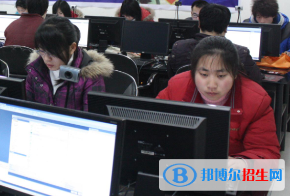 浙江2021年男生在計算機學校學什么好