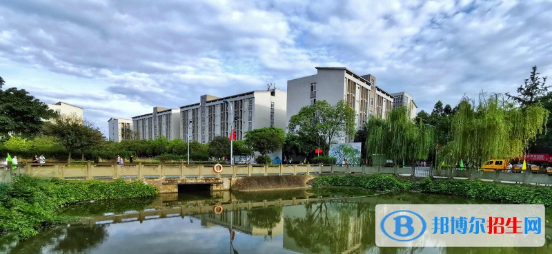 對于很多正在找學(xué)校的同學(xué)和家長來說，一直覺得這個學(xué)校不知道該怎么找，就想通過電話的方式去了解一下這所學(xué)校到底好不好，學(xué)校怎么樣和學(xué)校的一些相關(guān)情況，但是他們卻找不到這所學(xué)校的招生電話。今天小編就給大家說一說他們的招生電話是多少，大家可以看一看，有問題的話可以直接跟學(xué)校聯(lián)系，然后去咨詢學(xué)校一些問題。  四川長寧縣職業(yè)技術(shù)學(xué)校咨詢電話：0831-4625800(招就處)，0831-4622185(辦公室)  四川長寧縣職業(yè)技術(shù)學(xué)校榮譽(yù)獎項(xiàng) 數(shù)十載風(fēng)雨歲月，留下了發(fā)展記憶：學(xué)校先后被評為“國家級重點(diǎn)中等職業(yè)學(xué)校”、國家級“教育科研先進(jìn)單位”、省級“陽光體育示范校”、市級“職業(yè)教育先進(jìn)集體”、市級“校風(fēng)示范學(xué)校”、市級“德育先進(jìn)單位”、市級“綠色學(xué)校”、市級“平安學(xué)校”、市級“接收9+3學(xué)生教育管理突出貢獻(xiàn)學(xué)校”等。  四川長寧縣職業(yè)技術(shù)學(xué)校旅游專業(yè)的優(yōu)勢 助推經(jīng)濟(jì)根據(jù)長寧縣委、縣政府“文化強(qiáng)縣”的指導(dǎo)性發(fā)展戰(zhàn)略，依托長寧縣豐富的旅游資源與竹資源，學(xué)校積極發(fā)展特色專業(yè)，助推地方經(jīng)濟(jì)，加大了竹海旅游資源開發(fā)部的建設(shè)。旅游服務(wù)管理專業(yè)在為本地輸送導(dǎo)游、餐飲、客房服務(wù)人員的同時，對全縣旅游服務(wù)從業(yè)人員進(jìn)行培訓(xùn)，提高了全縣旅游業(yè)的整體服務(wù)水平。另外，竹類工藝產(chǎn)品專業(yè)在培養(yǎng)竹工藝產(chǎn)品設(shè)計、加工、營銷等專業(yè)方面的人才的同時，還對全縣從事竹類工藝品制作人員、管理人員、設(shè)計人員以及竹農(nóng)進(jìn)行培訓(xùn)，提升其理論水平和藝術(shù)品位，以創(chuàng)造更多的精品、名品。奧運(yùn)會上有一個恢宏壯闊而又充滿深厚文化底蘊(yùn)的場面——孔子三千弟子治學(xué)，他們頭上的竹帽竹簪就是長寧縣職高竹篁竹木工藝廠的杰作。  上面小編詳細(xì)的給各位同學(xué)和家長講解了四川長寧縣直接進(jìn)入學(xué)校的招生辦的電話號碼，還有他們的辦公室的電話號碼都有，大家可以看一看，把這個電話號碼記下來，有問題就可以給我們打個電話問一問，然后也介紹了他們的學(xué)校榮譽(yù)獎項(xiàng)，大家可以看看這所學(xué)校是非常不錯的，獲得了非常多的榮譽(yù)。
