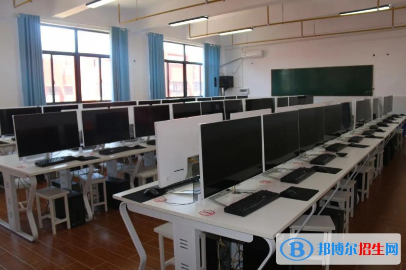河北2022年男生讀計算機學校學什么好