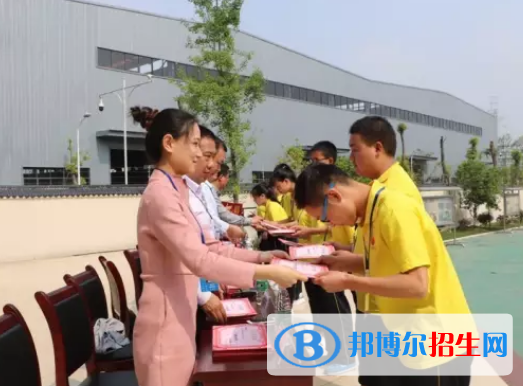 四川省達(dá)州鳳凰職業(yè)技術(shù)學(xué)校2022年報(bào)名條件、招生要求、招生對(duì)象