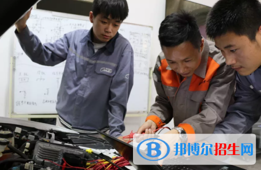 貴陽2022年男生讀中專學什么好