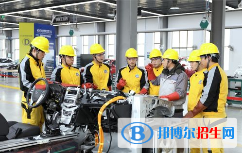 蘭州2022年男生在汽修學校學什么好