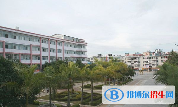重慶市醫(yī)藥科技學(xué)校2022年招生辦聯(lián)系電話(huà)
