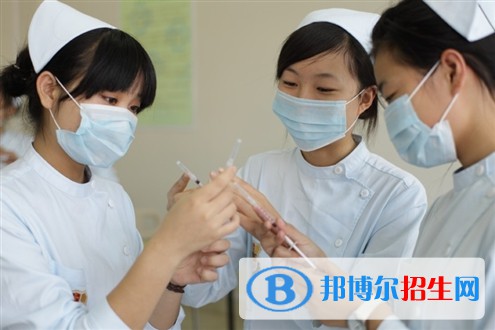 蘭州男生讀衛(wèi)校好不好？首先小編想告訴大家的是，男生的衛(wèi)校是非常好的，因為一般衛(wèi)校都是女生居多，近幾年男生都是逐年遞增的趨勢，大家慢慢意識到，男生讀衛(wèi)校是非常不錯的，因為醫(yī)院缺少男性的醫(yī)護人員，所以會大量錄用男生，男生在就業(yè)方面都是占很大優(yōu)勢的，并且在以后的發(fā)展會更好。下面小編給大家介紹一下男生就讀衛(wèi)校的優(yōu)勢。  男生讀衛(wèi)校好嗎? 男生就讀衛(wèi)校是十分有前途的，就讀衛(wèi)校畢業(yè)找到對口工作之后極其穩(wěn)定。醫(yī)學類專業(yè)，要的就是過硬的技術和醫(yī)學基礎知識，一旦你走上工作崗位，就基本上不會有失業(yè)的可能。往后走，同學們由于能力的提升，工資待遇也會有所提升。  目前，男護士處于高就業(yè)率背后是低報考率。隨著醫(yī)院越來越青睞男護士，這些年來，畢業(yè)季的到來，各大醫(yī)院急缺的男護理仍處于空白、長期以來護理這項工作一直以女性為主導。但隨著人性化護理理念的提出，  隨著人們對健康需求的日益增加。以單一性別為特色的護理隊伍也在發(fā)生改變，“女兒國”里漸漸出現(xiàn)了男士的身影，他們同樣擔當著“白衣天使”的神圣職責，他們就是萬綠叢中一點紅的“男丁格爾”—男護士。  推薦專業(yè)——護理 主要課程  人體結構與功能、病原微生物與免疫、藥理、病理、健康評估、基礎護理技術、內(nèi)科護理、外科護理、兒科護理、婦產(chǎn)科護理、五官科護理、急危重癥護理、中醫(yī)護理等。  培養(yǎng)目標  培養(yǎng)適應我國醫(yī)藥衛(wèi)生事業(yè)現(xiàn)代化發(fā)展需要，具備本專業(yè)必備的基礎理論和專門知識、較強的護理操作技能和工作能力，能夠在各級各類醫(yī)療衛(wèi)生保健機構從從事臨床護理、衛(wèi)生保健等工作的緊缺型的技術技能型人才。  就業(yè)方向  在國內(nèi)外各級各類醫(yī)療衛(wèi)生機構和衛(wèi)生保健機構，從事臨床護理、社區(qū)護理、中醫(yī)護理、口腔護理、老年護理、護理管理、護理教育、預防保健及康復等工作。  男生讀衛(wèi)校是可以選擇讀護理專業(yè)的，護理專業(yè)相比其他專業(yè)來說，畢業(yè)出來是非常好就業(yè)的，男護士，目前在中國是個很吃香的職業(yè)，如果選擇了讀護理專業(yè)，以后畢業(yè)出來的就業(yè)前景是非常有前景的，而且由于男生的體力比女生好，醫(yī)院里的很多事都離不開男護。比如說在醫(yī)院里面有很多病人都是要求男護士照顧的，所以對于同學們來說選擇護理專業(yè)是一個非常不錯的決定。