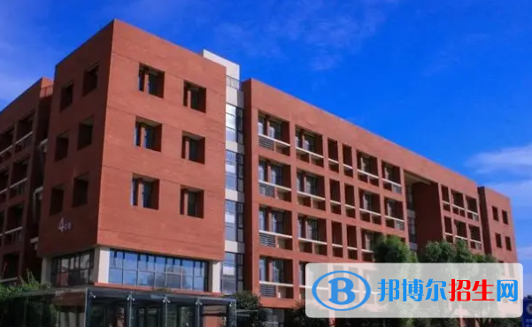 武漢紡織大學(xué)外經(jīng)貿(mào)學(xué)院是不是雙一流大學(xué)？