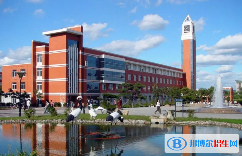新疆師范大學(xué)是幾本？是985和211嗎？