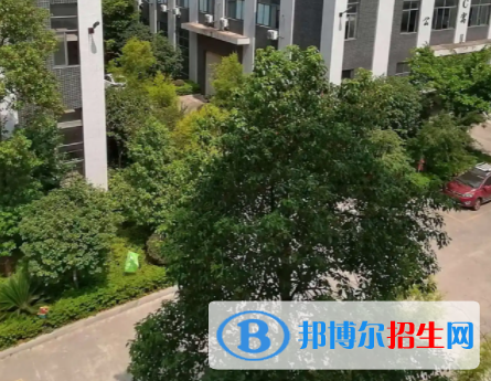 成都光華技工學(xué)校地址在哪里，哪個地區(qū)，哪個城市?