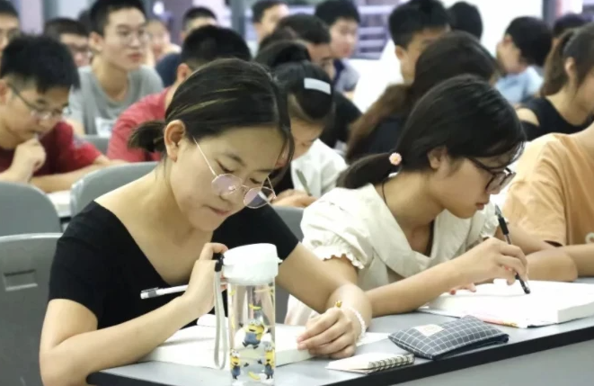 高考志愿必須填滿六個專業(yè)嗎？高考志愿專業(yè)怎么選擇比較好